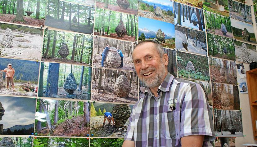 Klaus Waldbüßer vor der Bildergalerie im heimischen Arbeitszimmer mit seinen vielen Naturkunstwerken. Foto: Friese Klaus Waldbüßer vor der Bildergalerie im heimischen Arbeitszimmer mit seinen vielen Naturkunstwerken. Foto: Friese