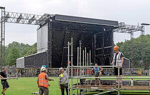 Die Aufbauarbeiten sind in vollem Gange: Am Freitagabend spielen die Ärzte im Heilbronner Frankenstadion ein Open-Air-Konzert.
Foto: Mario Berger Die Aufbauarbeiten sind in vollem Gange: Am Freitagabend spielen die Ärzte im Heilbronner Frankenstadion ein Open-Air-Konzert.
Foto: Mario Berger