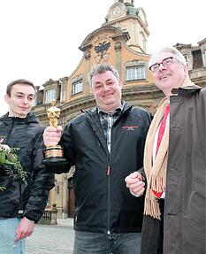 Nach seinem Oscargewinn machte Gerd Nefzer 2018 mit seinem Sohn Sohn Luca (links) Station in Schwäbisch Hall bei Halls OB Hermann-Josef Pelgrim. Foto: Archiv/Torsten Büchele Nach seinem Oscargewinn machte Gerd Nefzer 2018 mit seinem Sohn Sohn Luca (links) Station in Schwäbisch Hall bei Halls OB Hermann-Josef Pelgrim. Foto: Archiv/Torsten Büchele