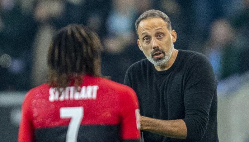Trotz Personalsorgen ergatterte Trainer Pellegrino Matarazzo (r) mit dem VfB Stuttgart einen Punkt in Gladbach.