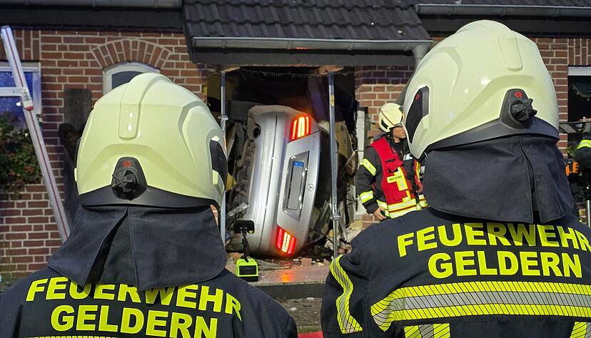 Das Auto durchschlug den Eingangsbereich.