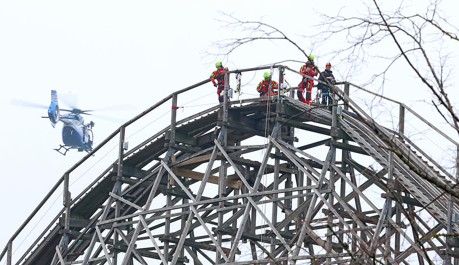 Einsatzübung auf einer Achterbahn im Erlebnispark Tripsdrill.