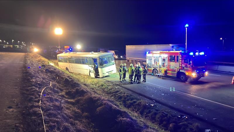 Der Auslöser für den Unfall war ein geplatzter Reifen beim Lkw. Die Feuerwehr war am frühen Morgen im Einsatz. Der Auslöser für den Unfall war ein geplatzter Reifen beim Lkw. Die Feuerwehr war am frühen Morgen im Einsatz.