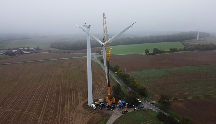 Am Kran hängend wird der komplette Rotor-Stern zu Boden gelassen.