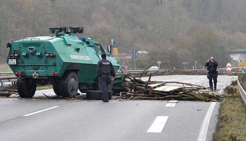 Mehrere Bundesstra&szlig;en wurden zeitweise blockiert.