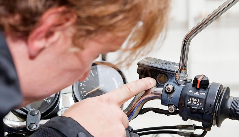 Die Bremsflüssigkeit sollte zur Sicherheit spätestens alle zwei Jahre gewechselt werden. Die Bremsflüssigkeit sollte zur Sicherheit spätestens alle zwei Jahre gewechselt werden.