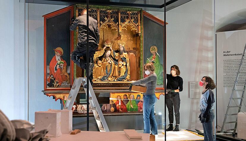 Um das empfindliche Werk aus dem 15. Jahrhundert zu sch&uuml;tzen, wurde eigens eine klimatisierte Glasvitrine angefertigt.
Foto: Landesmuseum W&uuml;rttemberg