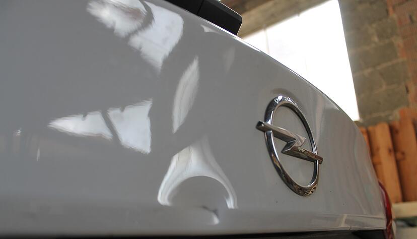 Beim Unfall ist unter anderem der Kofferraum-Deckel besch&auml;digt worden.