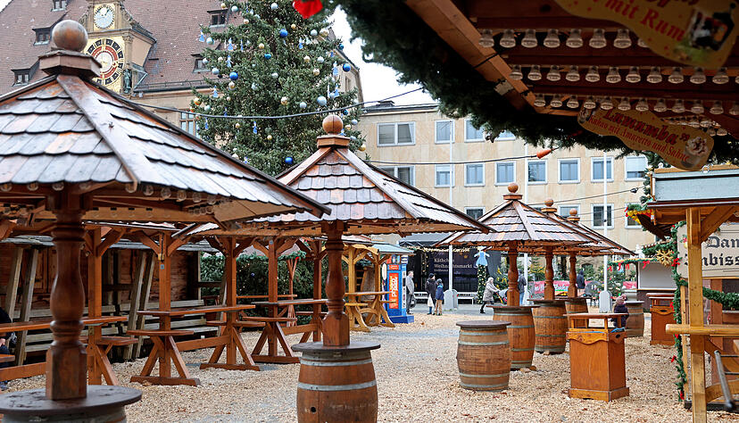 Die Stände und Hütten des Weihnachtsmarkts stehen verlassen.