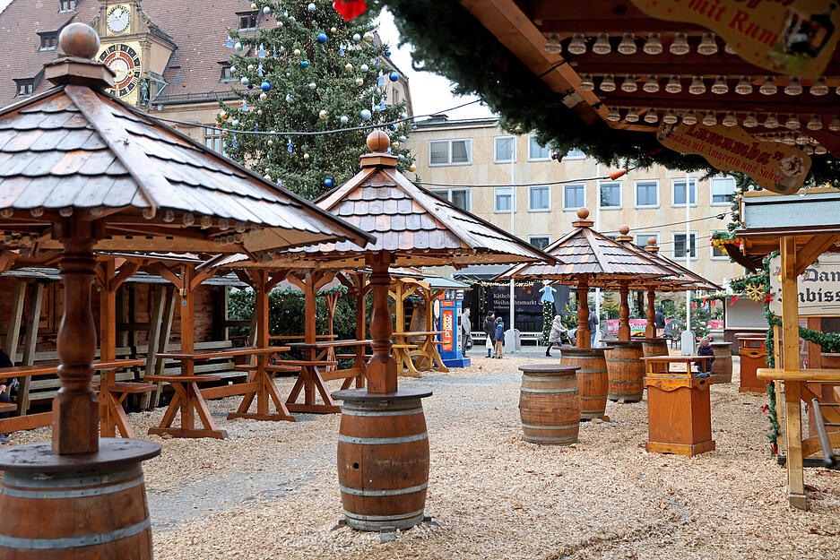 Die Stände und Hütten des Weihnachtsmarkts stehen verlassen.