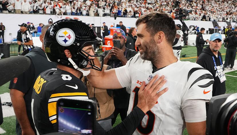 Aaron Rodgers (l.) musste Joe Flacco zum Sieg gratulieren. Aaron Rodgers (l.) musste Joe Flacco zum Sieg gratulieren.