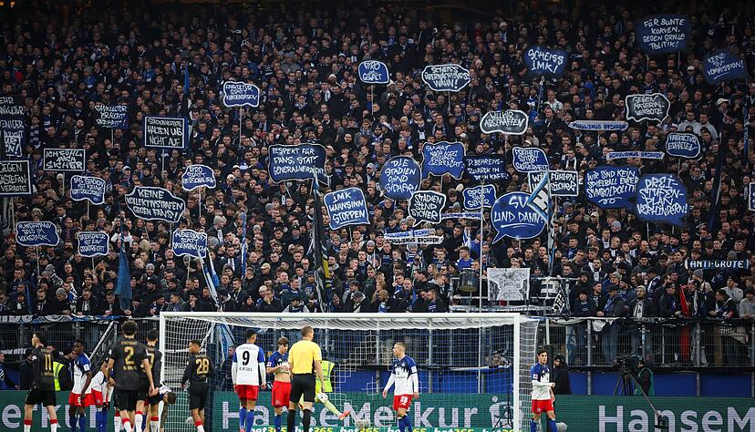 Fanproteste beim Bundesliga-Spiel Hamburger SV - VfB Stuttgart.
