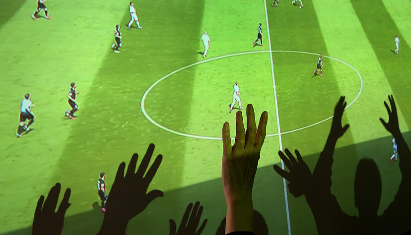 An Stadien ohne Fußballfans muss man sich erstmal gewöhnen. Zum Bundesliga-Neustart bleibt nur, zu Hause vor der Großleinwand zu jubeln. Foto: dpa An Stadien ohne Fußballfans muss man sich erstmal gewöhnen. Zum Bundesliga-Neustart bleibt nur, zu Hause vor der Großleinwand zu jubeln. Foto: dpa