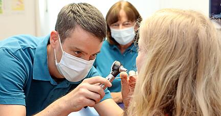 Dr. Simone Schulze und Dr. Andreas Anhalt führen die Kinderarztpraxis in Eppingen seit Juli gemeinsam als Berufsausübungsgemeinschaft. Der 38-Jährige hat für die Selbstständigkeit seinen Job im Klinikum am Gesundbrunnen in Heilbronn aufgegeben.
Foto: Matthias Heibel Dr. Simone Schulze und Dr. Andreas Anhalt führen die Kinderarztpraxis in Eppingen seit Juli gemeinsam als Berufsausübungsgemeinschaft. Der 38-Jährige hat für die Selbstständigkeit seinen Job im Klinikum am Gesundbrunnen in Heilbronn aufgegeben.
Foto: Matthias Heibel