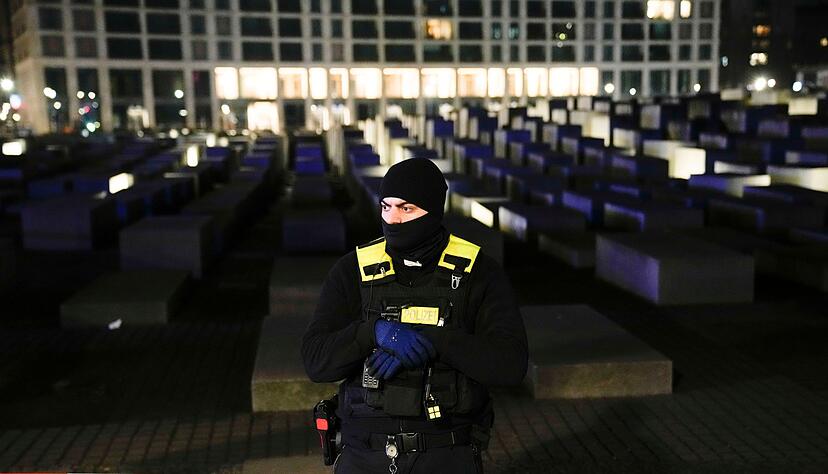 Im Februar wird ein spanischer Tourist am Holocaust-Mahnmal in Berlin mit einem Messer angegriffen und schwer verletzt. Die Bundesanwaltschaft wirft dem Tatverd&auml;chtigen, einem 19-j&auml;hrigen Fl&uuml;chtling aus Syrien, vor, aus einer radikal-islamistischen und antisemitischen &Uuml;berzeugung heraus gehandelt zu haben.