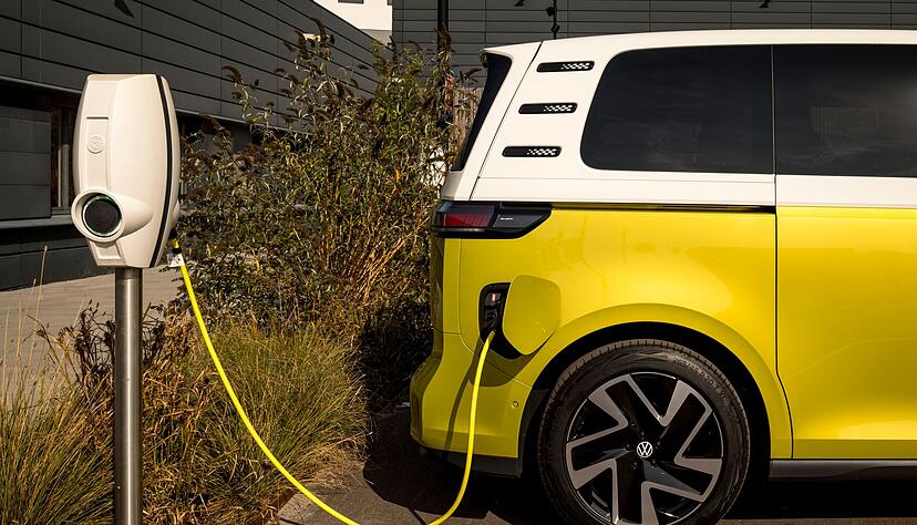 Verschnaufen und Aufladen: Der VW ID.Buzz hängt an der Ladesäule - danach geht es wieder bis zu rund 490 Kilometer weit. Verschnaufen und Aufladen: Der VW ID.Buzz hängt an der Ladesäule - danach geht es wieder bis zu rund 490 Kilometer weit.