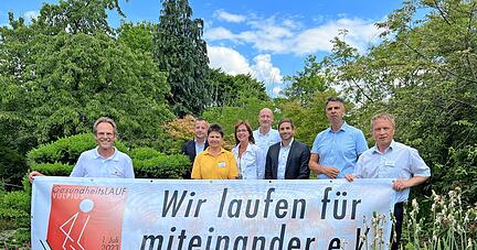 Holger Kachel, Schatzmeister des Vereins Miteinander (links), und die Verantwortlichen des Vulpiuslaufs ziehen in diesem Jahr an einem Strang.
Foto: Ulrike Plapp-Schirmer