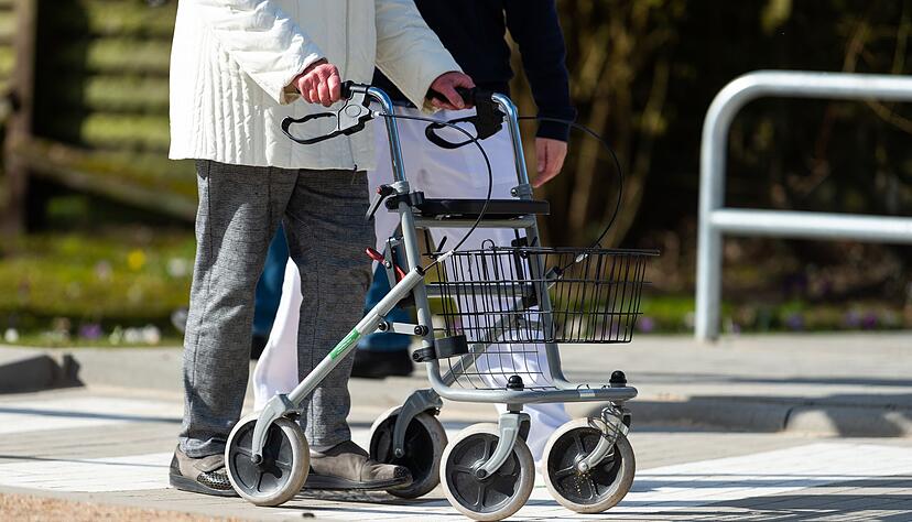 Der Rollator sollte so eingestellt sein, dass eine aufrechte K&ouml;rperhaltung m&ouml;glich ist.