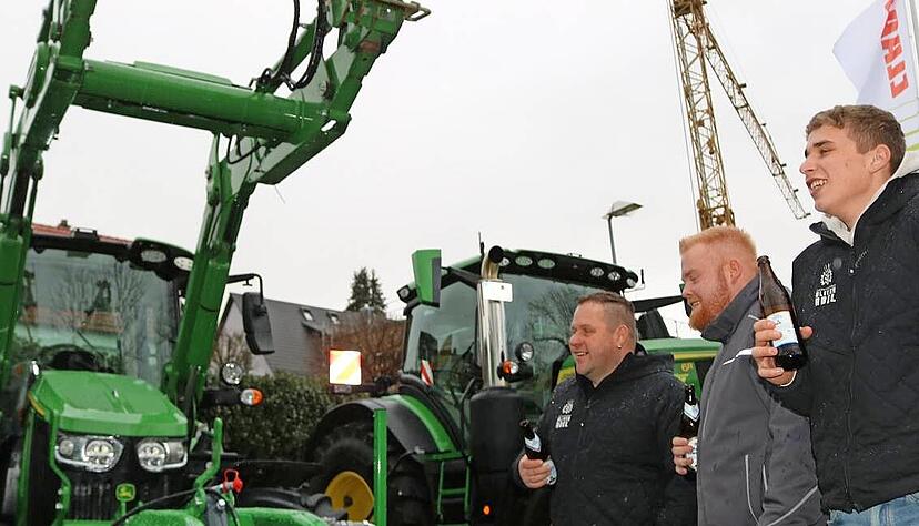 Sie trotzen dem Wetter und feiern eine vergnügliche Pferdemarkt-Tour (v. l.): Martin Bartholomäi, Oskar Eschenweck und Anton Abel an der Landmaschinen-Meile. Sie trotzen dem Wetter und feiern eine vergnügliche Pferdemarkt-Tour (v. l.): Martin Bartholomäi, Oskar Eschenweck und Anton Abel an der Landmaschinen-Meile.