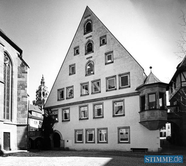 Am 2. Oktober1961 eröffnet der Ausleihbetrieb in der neuen Stadtbücherei im Deutschhof. Im Erkerzimmer residiert Büchereileiter Hans Ulrich Eberle. Am 2. Oktober1961 eröffnet der Ausleihbetrieb in der neuen Stadtbücherei im Deutschhof. Im Erkerzimmer residiert Büchereileiter Hans Ulrich Eberle.