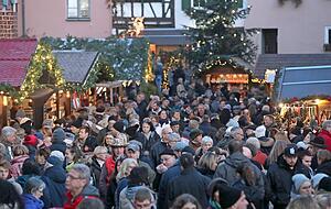 Große Menschenmassen beim Altdeutschen Weihnachtsmarkt in Bad Wimpfen: Geht es nach der Landesregierung, wird es solche Fotos auch in diesem Jahr nicht geben.
Fotos: Archiv/Veigel