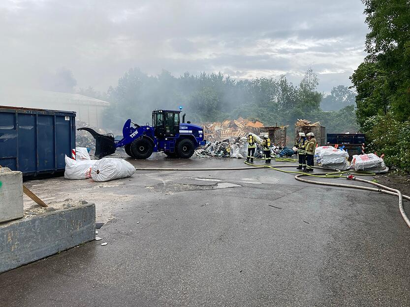 Die Nachlöscharbeiten dauerten am Sonntagmorgen noch an. Die Nachlöscharbeiten dauerten am Sonntagmorgen noch an.