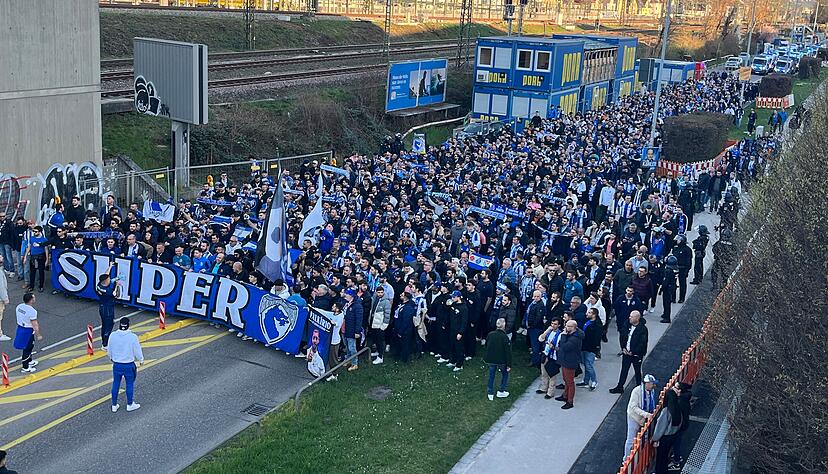 Der Fanmarsch des FC Porto zum Spiel in der MHP-Arena gegen den VfB Stuttgart verlief friedlich.