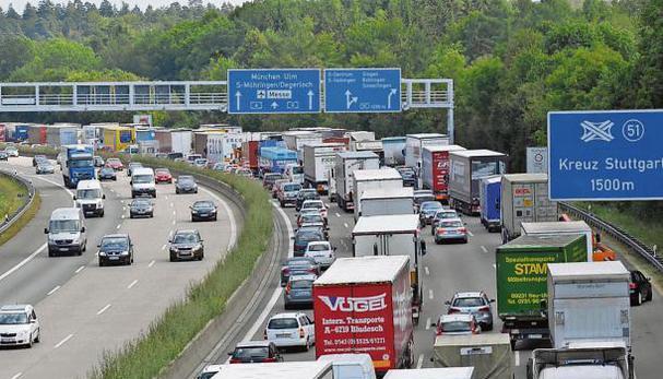 Stau auf der A 8 bei Stuttgart. Immer wieder kommt es auf den Autobahnen zu schweren Unfällen. Fahrassistenten könnten deren Anzahl verringern. Fotos: dpa Stau auf der A 8 bei Stuttgart. Immer wieder kommt es auf den Autobahnen zu schweren Unfällen. Fahrassistenten könnten deren Anzahl verringern. Fotos: dpa