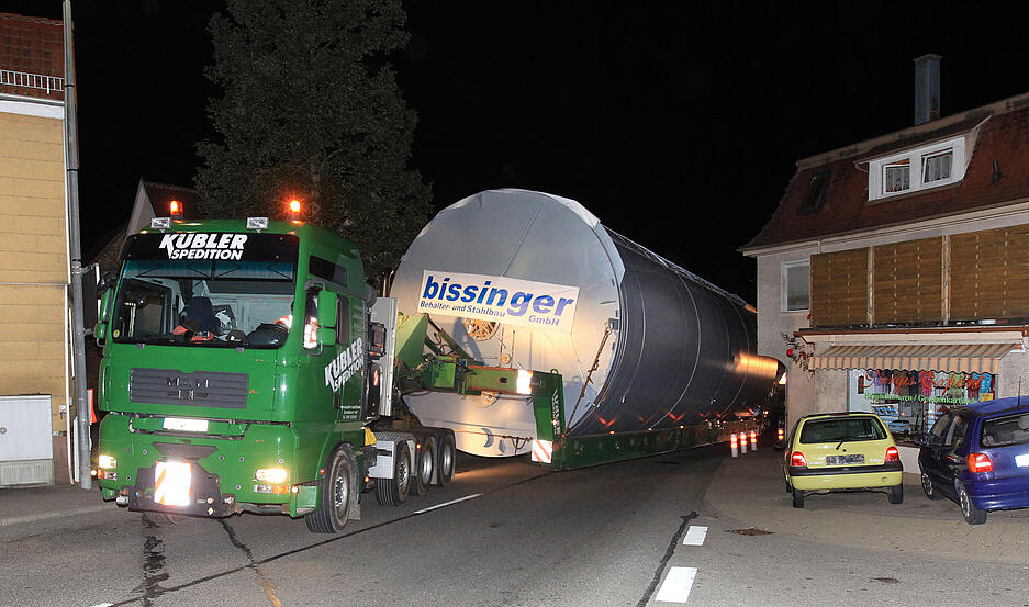 September 2011: Tonnenschwerer Silotransport in Zaberfeld fährt zum Heilbronner Hafen.