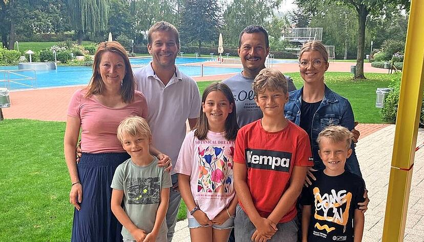 Die Familie von Marlene (links): Mutter Stefanie, Vater Timo, Bruder Clemens; die Familie von Leo (rechts): Mutter Franziska, Vater Timo, Bruder Ben. Die Familie von Marlene (links): Mutter Stefanie, Vater Timo, Bruder Clemens; die Familie von Leo (rechts): Mutter Franziska, Vater Timo, Bruder Ben.