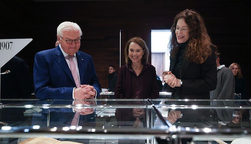 Der Bundespr&auml;sident zeigt in Marbach am Neckar Interesse an Rilkes Werken.