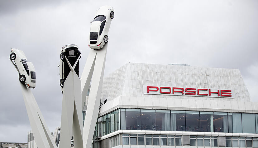 Die ber&uuml;hmte Porsche-Skulptur am Stammsitz in Stuttgart-Zuffenhausen zeigt, wo der Sportwagenbauer hin will: Weiter nach oben. Absatz, Umsatz und vor allem der Gewinn der VW-Tochter sollen in den n&auml;chsten Jahren weiter kr&auml;ftig wachsen.