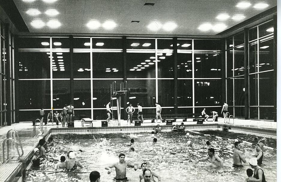 Ausgelassene Stunden im Hallenbad. Abends hat das Neckarsulmer Hallenschwimmbad viele Besucher, undatierte Aufnahme.
