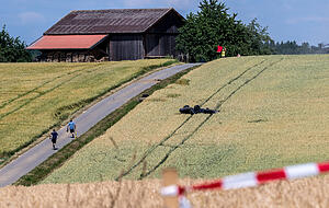 Rote Flagge und im Laufschritt zur Unfallstelle: Die Streckenposten waren schnell am Ort des Geschehens und halfen Kai Otterbach und Tobias Glatzel aus ihrem auf dem Dach liegenden Fahrzeug.