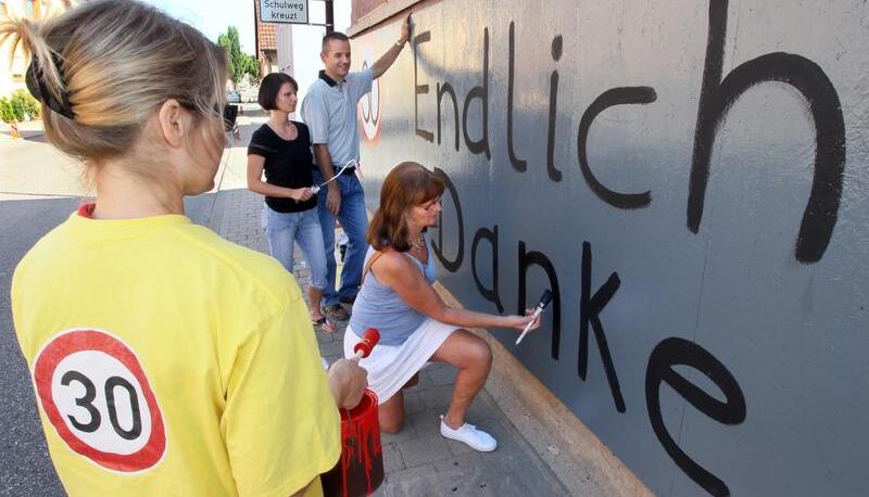Damals feierte die Bürgerinitiative B?27 ihren Erfolg und "bedankte" sich beim Regierungspräsidium für die Einführung der 30er-Zone mit einem Plakat. Foto: Damals feierte die Bürgerinitiative B?27 ihren Erfolg und "bedankte" sich beim Regierungspräsidium für die Einführung der 30er-Zone mit einem Plakat. Foto: