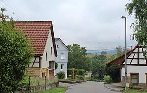 Blick in die Hauptstraße des Neuensteiner Weilers: Historisches Fachwerk ebenso wie neuere Architektur säumen die Löschenhirschbacher Buchfeldstraße. Blick in die Hauptstraße des Neuensteiner Weilers: Historisches Fachwerk ebenso wie neuere Architektur säumen die Löschenhirschbacher Buchfeldstraße.