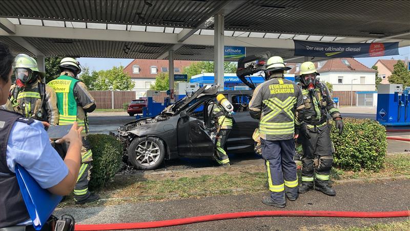 Ein Auto ist an der Aral-Tankstelle in Neckarsulm am Mittwochvormittag in Brand geraten. Zwischenzeitlich hat es eine "starke Rauchentwicklung" gegeben, sagt die Polizei.