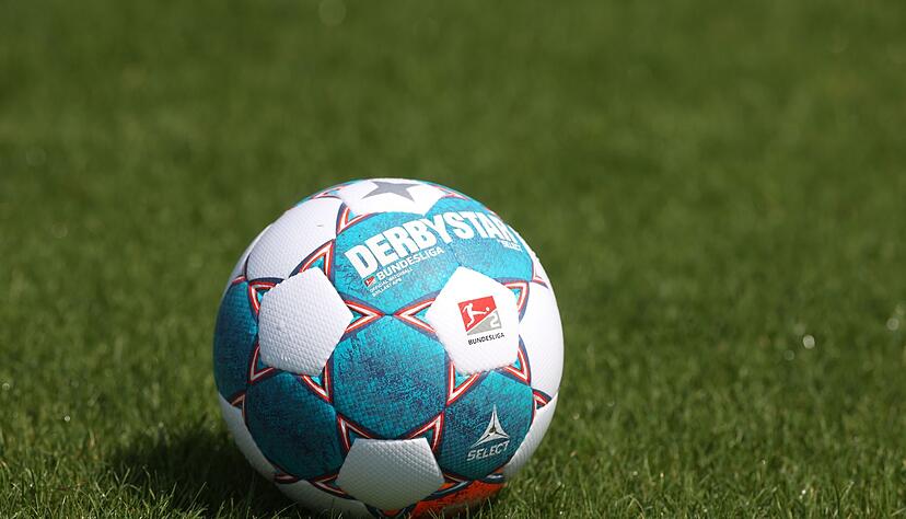 Der Spielball der Saison 2021/2022 der 2. Bundesliga liegt auf dem Rasen.