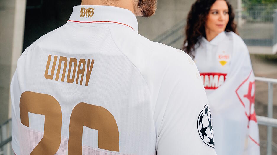 Spielername und Nummer sind auf dem Rücken in Gold geschrieben, dazu kommt die Besonderheit: Der Brustring zieht sich nicht einmal um komplett um das Trikot auf der Außenseite. Auf dem Rücken ist der Brustring auf der Innenseite.