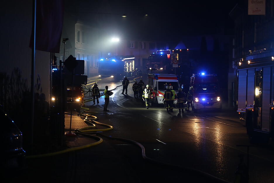 Die Feuerwehr ist mit mehreren Einsatzfahrzeugen in Mühlbach vor Ort, um den Vollbrand in der Scheune zu löschen. Die Feuerwehr ist mit mehreren Einsatzfahrzeugen in Mühlbach vor Ort, um den Vollbrand in der Scheune zu löschen.