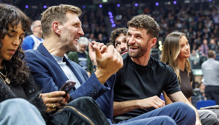 Der Promi-Faktor war gegeben: Dirk Nowitzki (l) und Thomas M&uuml;ller am Spielfeldrand.
