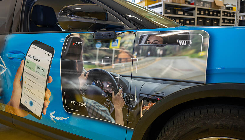 Auf einem Wagen in der Werkstatt bewerben die Öhringer ihr System, das aktuell in 50 Fahrschulfahrzeugen unterwegs ist. Auf einem Wagen in der Werkstatt bewerben die Öhringer ihr System, das aktuell in 50 Fahrschulfahrzeugen unterwegs ist.