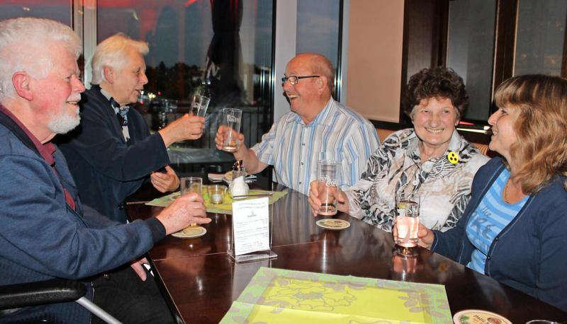 Traurigkeit kommt keine auf, wenn sich Helmut Beck, Regina Beck, Helmut Noller, Edeltraud Noller und Erika Leutwein (v. li.) in der Bezirksgruppe treffen.
Foto; Koppenhöfer