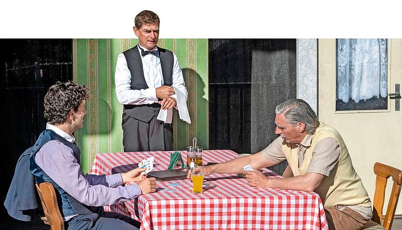 Typisch &ouml;sterreichisch und dem Kartenspiel Sechsundsechzig verwandt: Schnapsen mit B&ouml;sel (rechts: Jeff Zach) und Fellner (Dan Glazer).