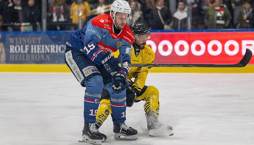 Leon Fern (vorne) ist von den Verteidigern der Falken der torgef&auml;hrlichste.