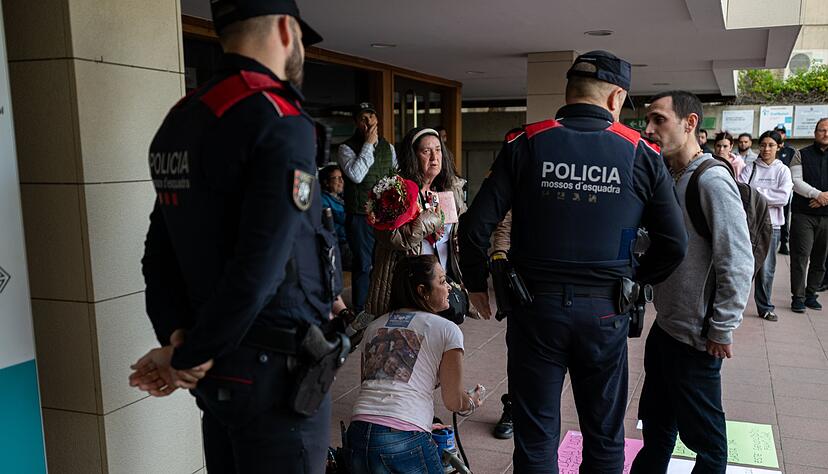 In Deutschland ist aktive Sterbehilfe strafbar. In Deutschland ist aktive Sterbehilfe strafbar.