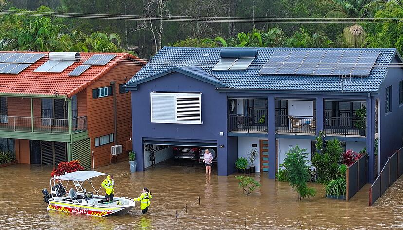 Viele H&auml;user stehen v&ouml;llig unter Wasser.