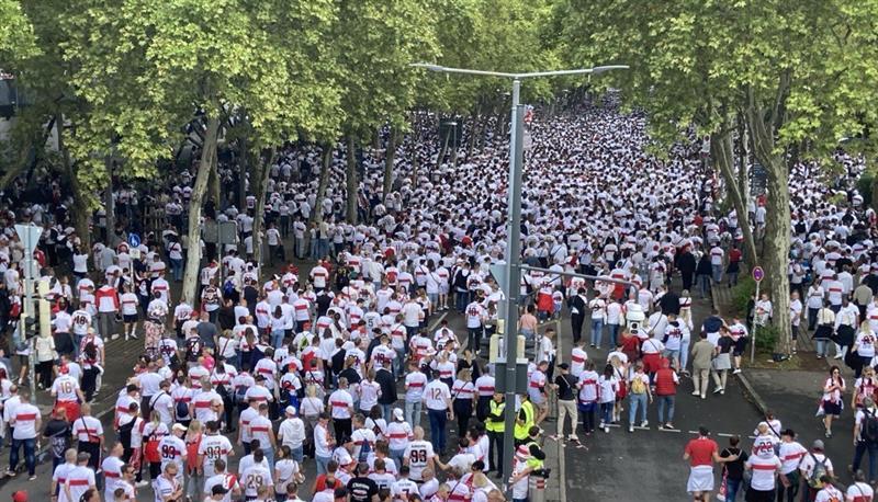 Vor dem ersten Heimspiel des VfB Stuttgart in der neuen Bundesliga-Saison liefen die Fans in einer Karawane zur MHP-Arena.