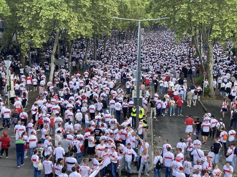 Vor dem ersten Heimspiel des VfB Stuttgart in der neuen Bundesliga-Saison liefen die Fans in einer Karawane zur MHP-Arena.