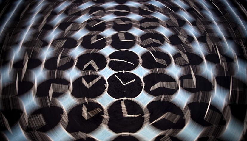 Die Uhr wird um 2 Uhr nachts eine Stunde vorgestellt. Die Uhr wird um 2 Uhr nachts eine Stunde vorgestellt.